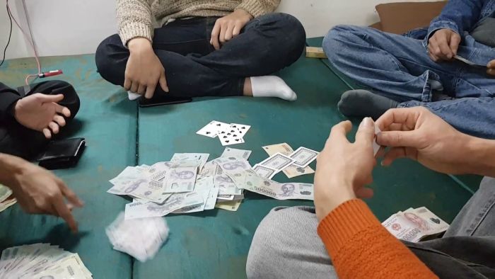 mo-thay-danh-bai-7 Nằm mơ đang đánh bài lén lút